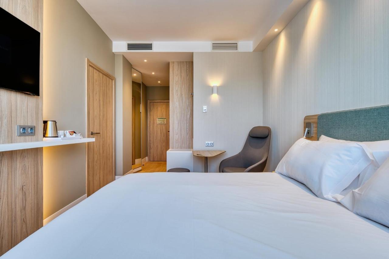 Standard Queen Room - Free Breakfast