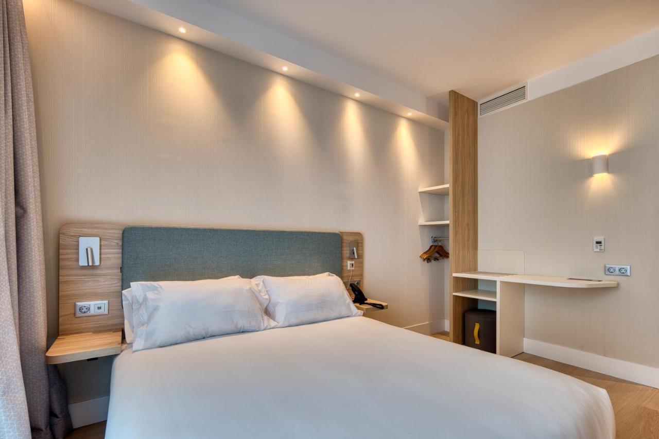 Standard Queen Room Accessible