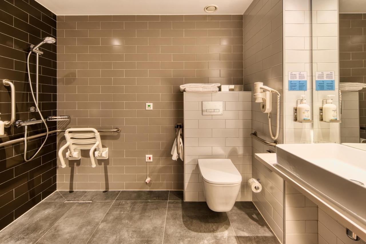 Standard Queen Room Accessible