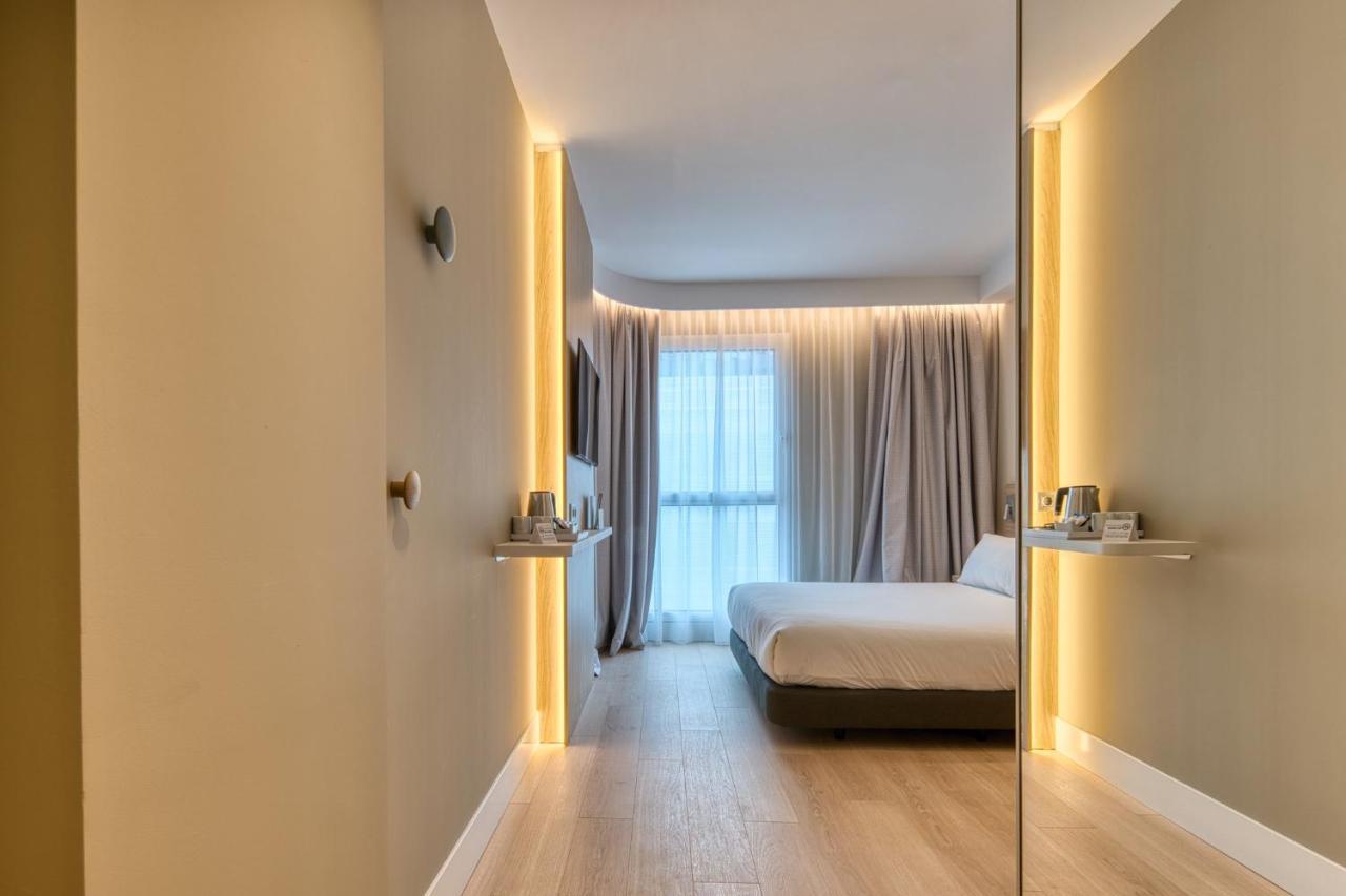 Standard Queen Room Accessible